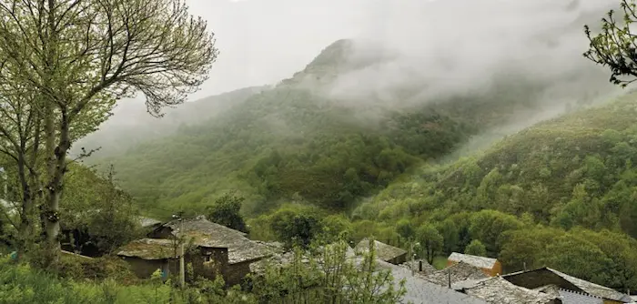 مزایای سرمایه گذاری در چابکسر ، ویلاهای جنگلی ساخته شده بر روی کوه های جنگلی با چشم اندازی کوه های جنگلی مه گرفته 