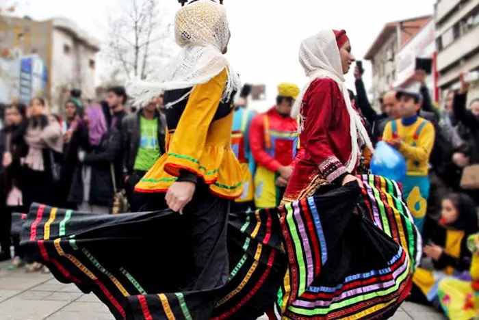 جشن و آیین‌های سنتی جواهرده ، دویدن دختران با لباس های محلی رنگی زرد و قرمز 