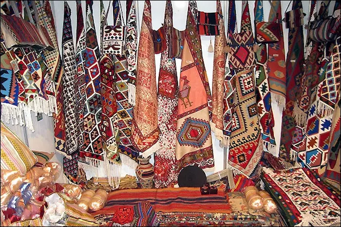 جشن و آیین‌های سنتی جواهرده ، انواع صنایع دستی فرش و چادرشب های رنگی 