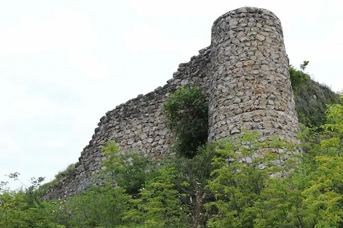 جاهای دیدنی کتالم ، تصویری از قلعه سنگی تاریخی در دل درختان سرسبز