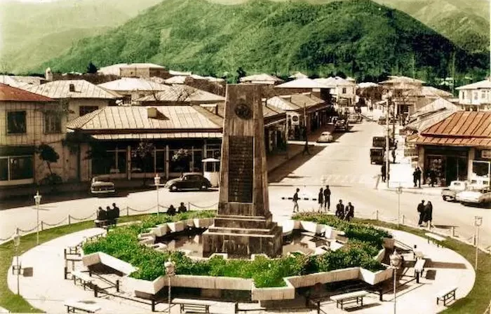 تاریخچه رامسر ، عکس قدیمی از میدان شهر رامسر با بک گراند رشته کوه های سرسبز البرز 