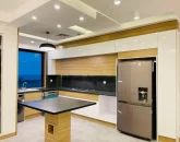 یخچال و کابینت های چوبی کرمی رنگ آشپزخانه آپارتمان در رامسر 5412541