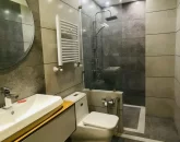 دستشویی فرنگی و دوش حمام و آیینه روشویی در سرویس بهداشتی آپارتمان در رامسر 51251