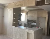 کابینت های کرمی رنگ آشپزخانه آپارتمان در سادات شهر