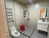حمام با فضای بزرگ و دوش مدرن و سایر امکانات و توالت فرنگی 56569 آپارتمان اوشیان