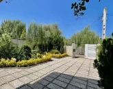 محوطه سنگ فرش شده و باغچه های سرسبز حیاط ویلا در شیرود
