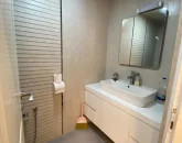 سرویس بهداشتی با شیر آلات با کیفیت و آینه بزرگ آپارتمان اوشیان 523262