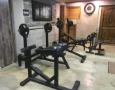 سالن ورزشی با دستگاه پرس سینه وتهویه مناسب آپارتمان سادات شهر 56987