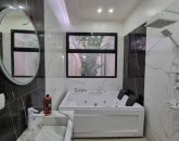 سر.یس بهداشتی مدرن با وان و آینه کاری کلاسیک ویلا در شیرود 9416163