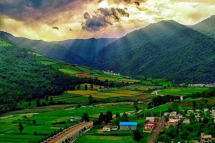 کوهستان های سربز در میان طبعت بهاری مازندران 96444
