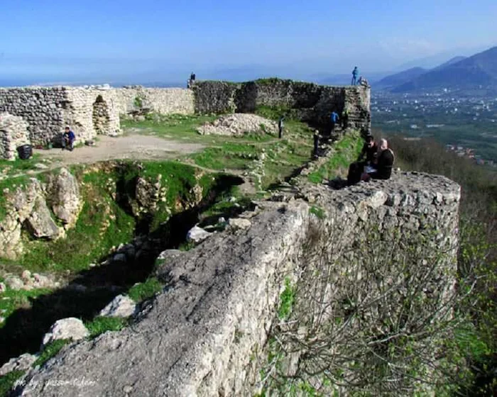 نمای بالایی قلعه مارکوه در شهر رامسر 6387483584