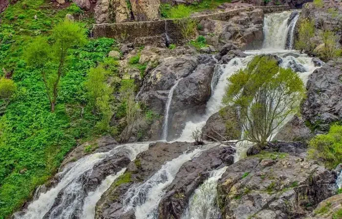 آبشار دلربای ایج در روستای ایج در شهر رامسر 417483674683