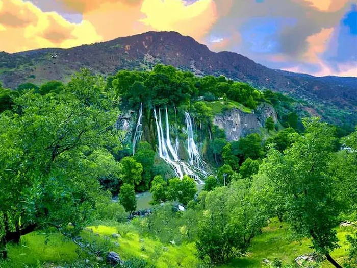 آبشار دلفریب ایج در شهر رامسر 4153474837