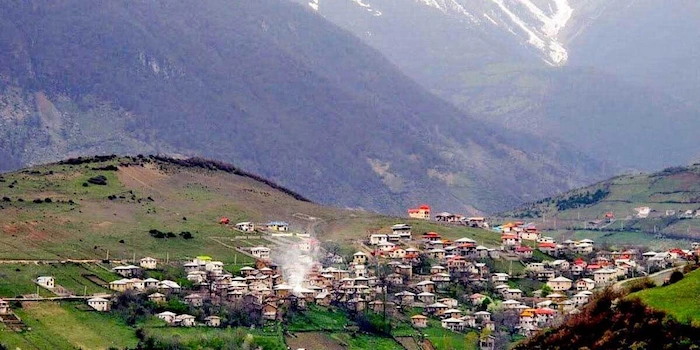 نمایی کلی از خانه ها و دشت های روستای ایزکی در رامسر 41678378