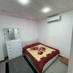 اتاق خواب به همراه تخت دو نفره و میز آرایش واحد آپارتمان در رامسر 3686879879