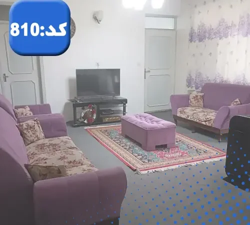 اتاق پذیرایی به همراه مبلمان یاسی رنگ و تلوزیون واحد آپارتمان در رامسر 8575846546