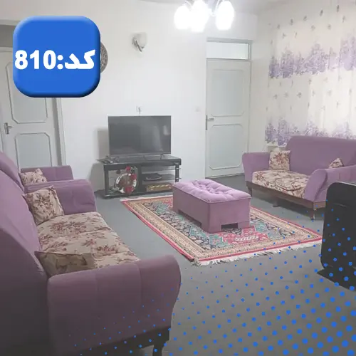 اتاق پذیرایی به همراه مبلمان یاسی رنگ و تلوزیون واحد آپارتمان در رامسر 8575846546