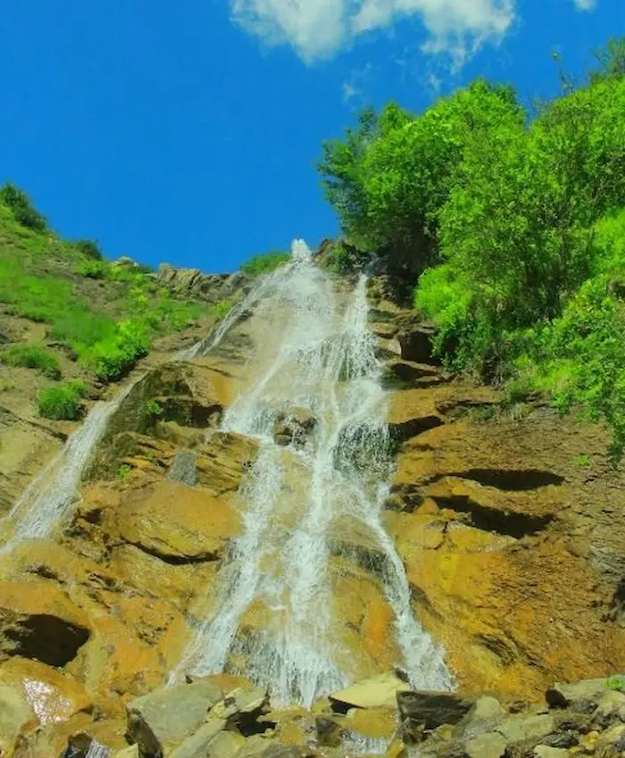 آبشار راشنه جواهرده در میان صخره های سنگی روستای جواهرده 4589475894795