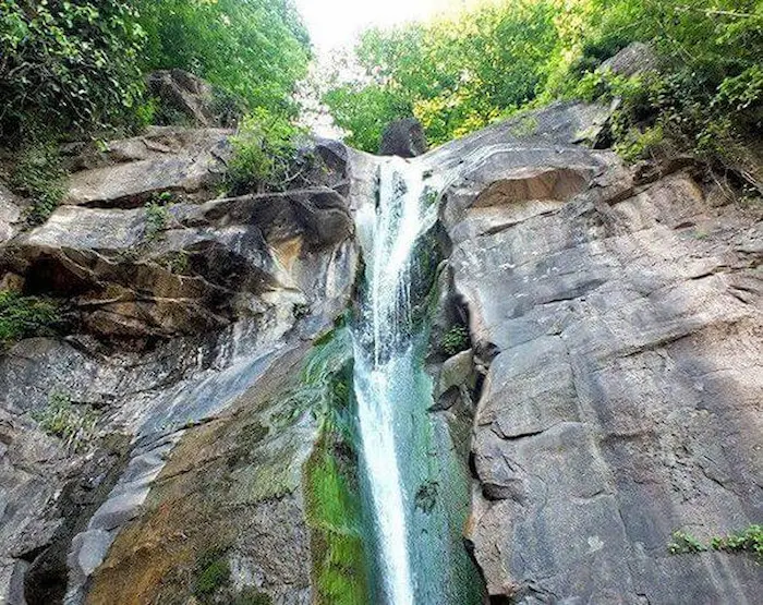 آبشار راشنه جواهرده در میان صخره های سنگی روستای جواهرده 4589494795