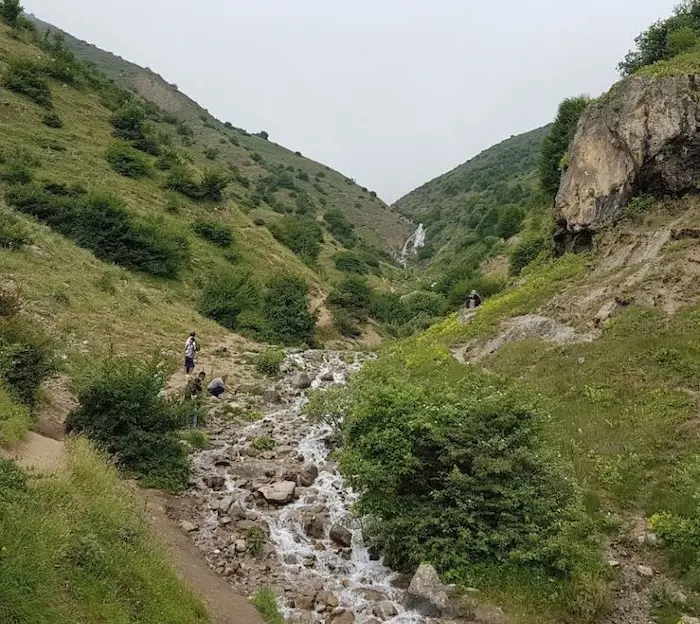 آبشار راشنه جواهرده و رودخانه خروشان در میان دشت های سرسبز روستای جواهرده 4589475894795