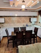 نمایی از آشپزخانه با کابینت های گلاس سفید ویلا در جواهرده 4152542