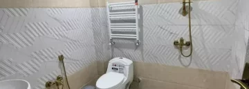 دوش حمام و توالت فرنگی و روشویی سرویس بهداشتی آپارتمان در رامسر