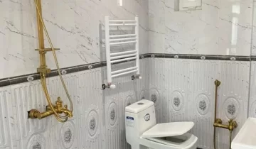 کاشی سفید و توالت فرنگیودوش حمام سرویس بهئاشتی آپارتمان در کتالم 54541