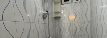 توالت فرنگی و دوش حمام سرویس بهداشتی آپارتمان در کتالم