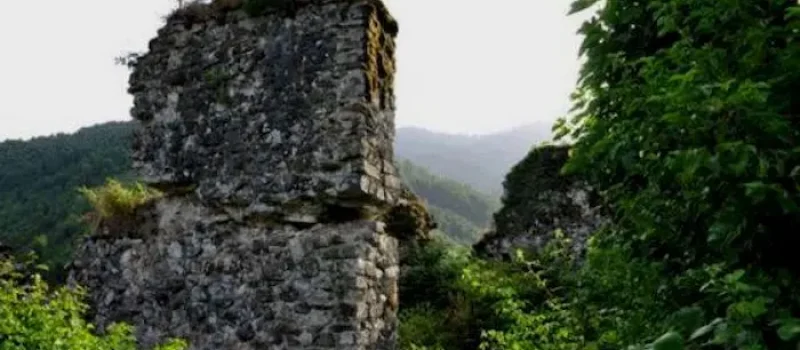 نمای بیرونی قلعه سنگی بندبن دز کنار جنگل های سرسبز چابکسر 125153
