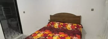 تخت خواب با روتختی رنگی و سرویس بهداشتی اتاق خواب آپارتمان در رامسر