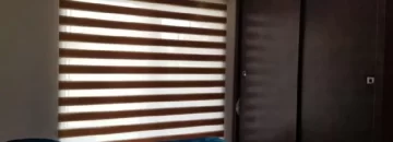تخت خواب با روتختی آبی و کمد دیواری و سقف نور پردازی شده بانور آبی اتاق خواب ویلا در رامسر