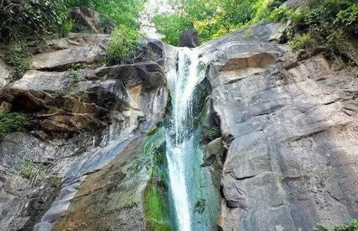 آبشار راشنه جواهرده در میان صخره های سنگی روستای جواهرده 4589494795