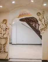 نقاشی زیبای دیوار سالن نشیمن ویلا در رامسر
