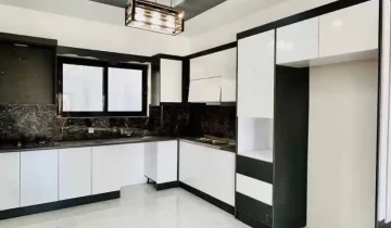 کابینت و دکور سفید مشکی آشپزخانه ویلا در چابکسر